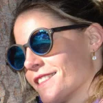 Lunettes de soleil Georges Black en bois naturel noir, dotées de verres polarisés UV400 pour une protection solaire efficace et un style élégant et intemporel.