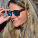 Lunettes solaires Douglas Black unisexes, fabriquées en bois écologique noir, alliant confort, légèreté et verres polarisés anti-reflet offrant une excellente protection UV.