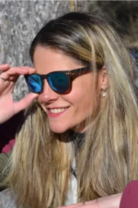 Lunettes solaires Douglas Black unisexes, fabriquées en bois écologique noir, alliant confort, légèreté et verres polarisés anti-reflet offrant une excellente protection UV.