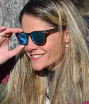 Lunettes solaires Douglas Black unisexes, fabriquées en bois écologique noir, alliant confort, légèreté et verres polarisés anti-reflet offrant une excellente protection UV.