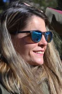 Lunettes de soleil Douglas Black en bois naturel foncé, avec monture élégante et moderne, équipées de verres polarisés UV400 pour une protection solaire optimale.