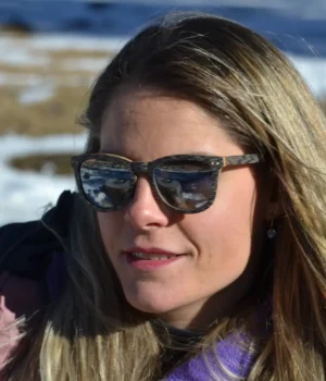 Lunettes de soleil en bois écologique Douglas, parfaites pour un look tendance, alliant confort, résistance et respect de l’environnement.