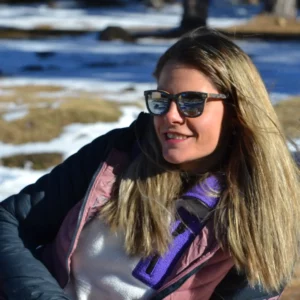 Monture de lunettes de soleil en bois Douglas, conçue de façon artisanale, avec charnières flexibles et verres polarisés pour une protection optimale.