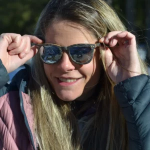 Lunettes de soleil unisexes fabriquées en bois naturel de Douglas, combinant élégance durable, légèreté et protection UV contre les rayons nocifs.
