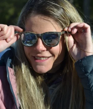 Lunettes de soleil unisexes fabriquées en bois naturel de Douglas, combinant élégance durable, légèreté et protection UV contre les rayons nocifs.