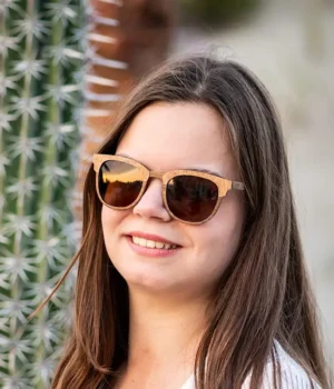 Lunettes de soleil Classic R15 affichées dans leur étui en liège naturel, offertes en livraison gratuite.