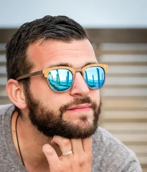 Gros plan sur la monture légère en bois de noyer et finitions en liège des lunettes Classic R18.