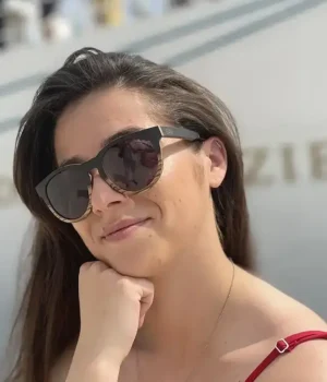 Lunettes de soleil Baker BI en bois d’ébène et zébrano, vue frontale montrant leur design élégant et intemporel, parfait pour les visages en forme de cœur.