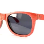 Lunettes de soleil rouges tendance fabriquées en bois de skateboard durable.