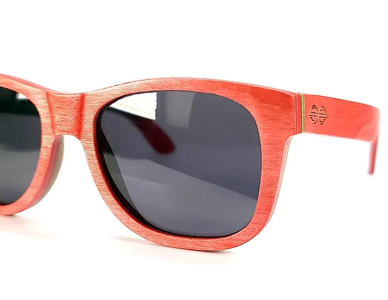 Lunettes de soleil rouges tendance fabriquées en bois de skateboard durable.