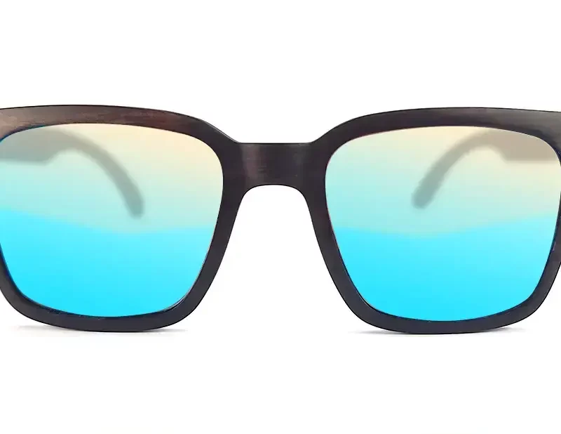 Détail des motifs uniques en bois d’ébène des lunettes Bristol Blue pour un style intemporel.