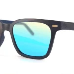 Lunettes Bristol Blue en ébène avec verres teintés UV400 offrant confort et élégance.