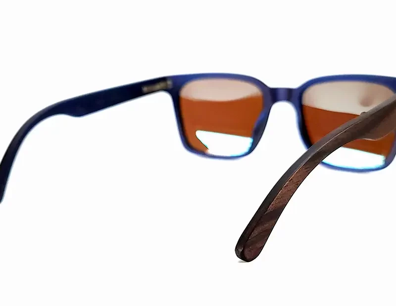 Détail des lunettes de soleil Bristol Blue, fabriquées en ébène, alliant confort et élégance.