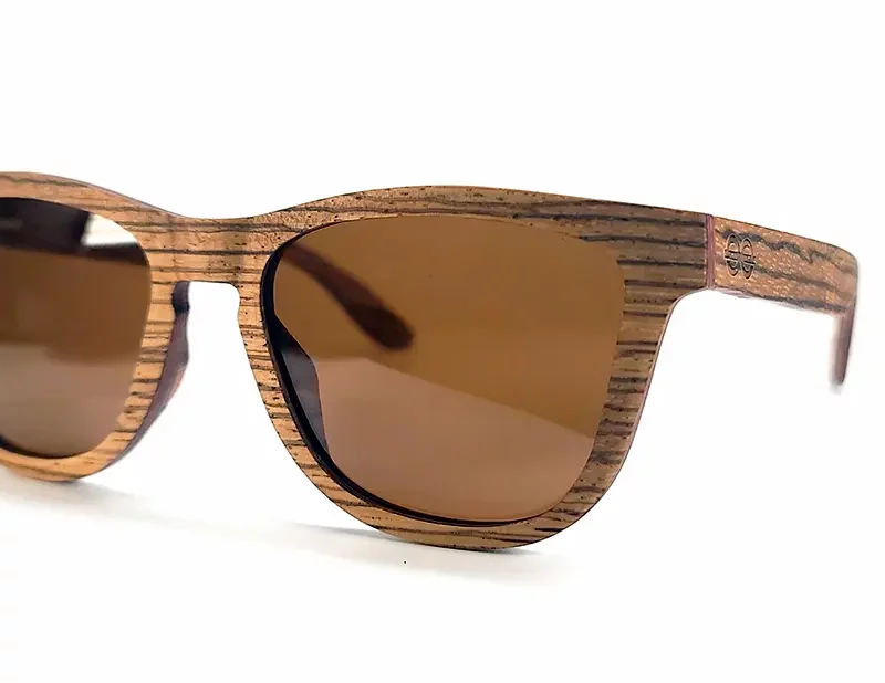 Finitions en bois de zébrano des lunettes Raider, élégance naturelle.