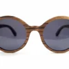 Accessoire chic et écologique, cette paire en bois zébrano protège vos yeux avec style.