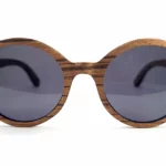 Accessoire chic et écologique, cette paire en bois zébrano protège vos yeux avec style.