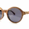 Lunettes légères en bois zébrano avec protection UV400, parfaites pour allier confort et style.
