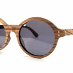 Lunettes légères en bois zébrano avec protection UV400, parfaites pour allier confort et style.