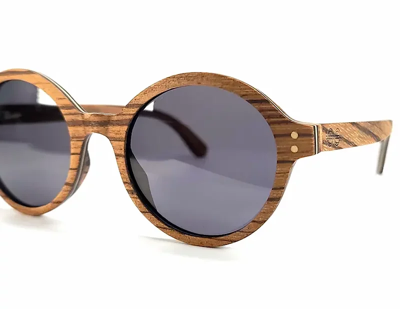 Lunettes légères en bois zébrano avec protection UV400, parfaites pour allier confort et style.