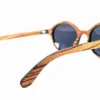 Lunettes de soleil rondes en bois Zebrano avec verres UV400 pour un look classique.