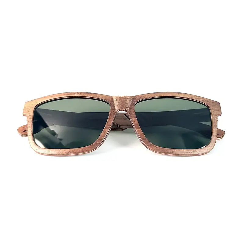 lunettes de soleil en bois de noyer