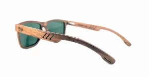 lunettes de soleil en bois de noyer