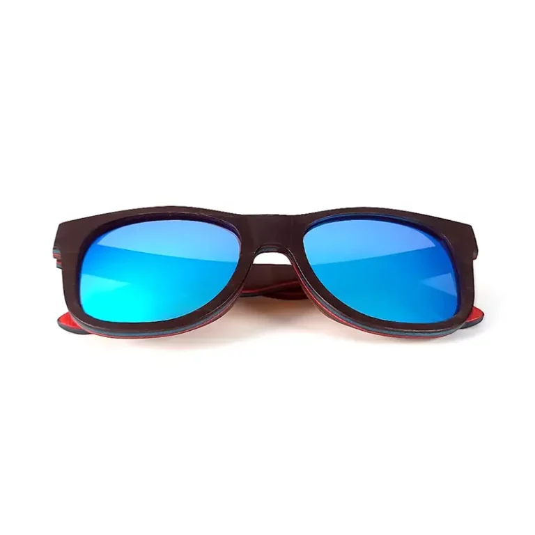 Monture wayfarer noire des lunettes San Francisco Black, adaptées aux visages ronds et ovales.