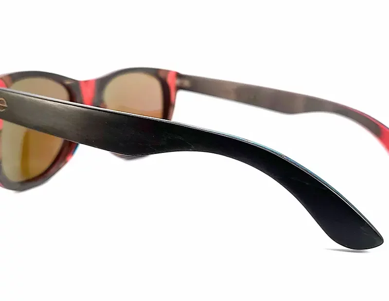 Monture wayfarer noire, adaptée pour visages ronds et ovales, design tendance.