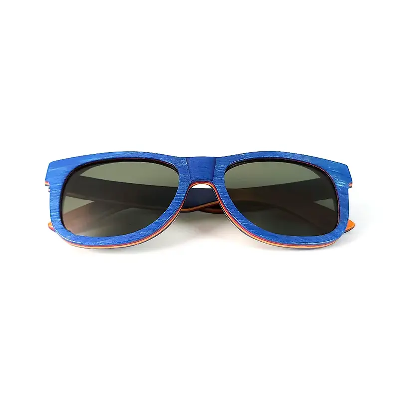 lunettes de soleil en bois de skateboard bleu