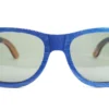 Vue rapprochée des lunettes en bois San Francisco Blue, détails des nuances uniques et protection UV400 catégorie 3.