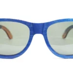 Vue rapprochée des lunettes en bois San Francisco Blue, détails des nuances uniques et protection UV400 catégorie 3.