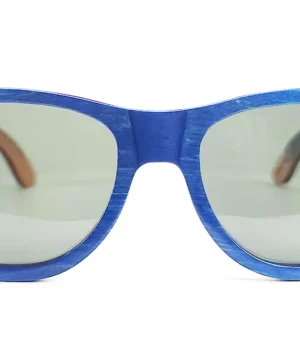 Vue rapprochée des lunettes en bois San Francisco Blue, détails des nuances uniques et protection UV400 catégorie 3.