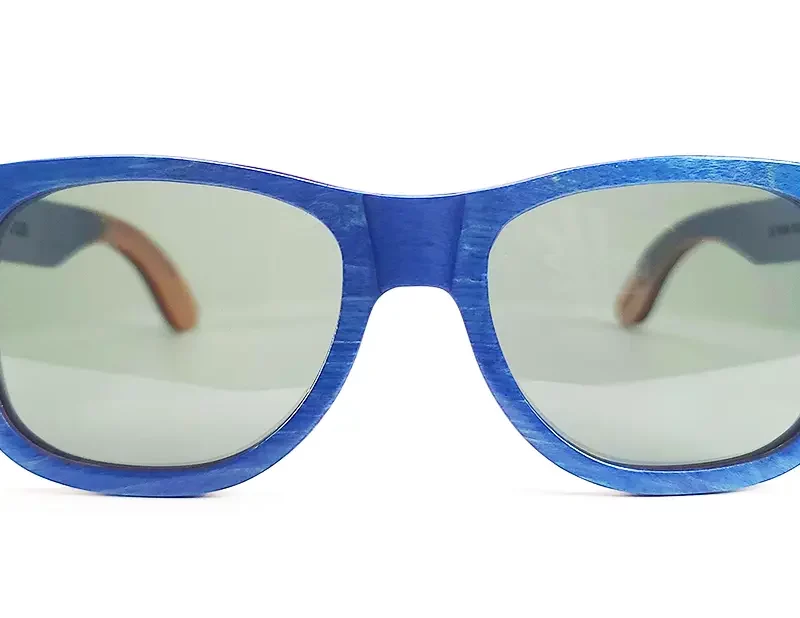 Vue rapprochée des lunettes en bois San Francisco Blue, détails des nuances uniques et protection UV400 catégorie 3.