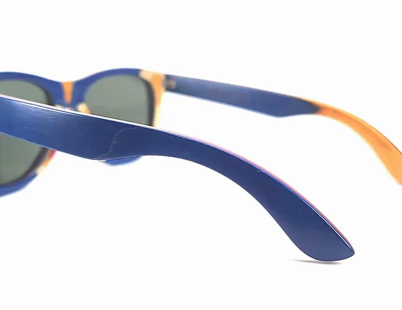 Monture wayfarer bleue en bois, idéale pour ajouter une touche estivale et unique à votre style cet été.