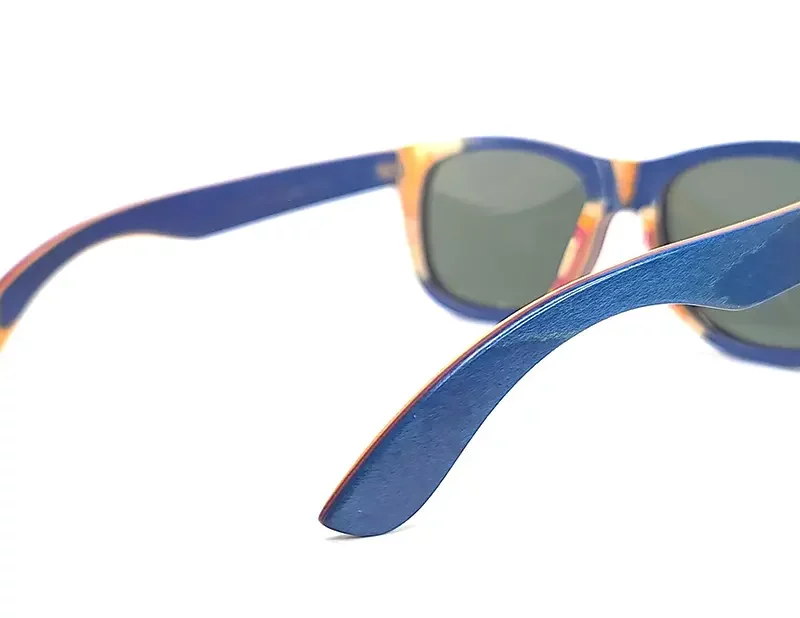 Lunettes de soleil San Francisco Blue en bois de skateboard recyclé, design tendance et écoresponsable pour visages ronds et ovales.