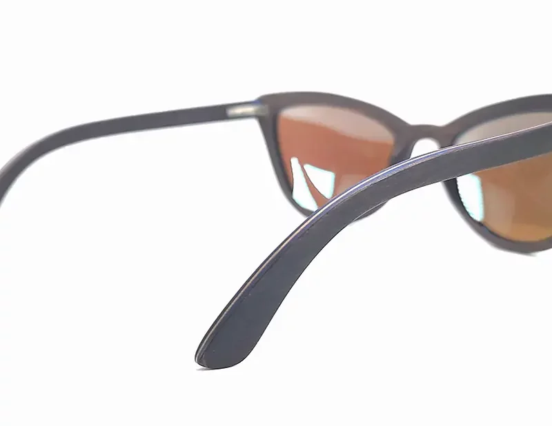 Accessoire rétro-chic féminin, lunettes de soleil en bois d’ébène style Marilyn Monroe.