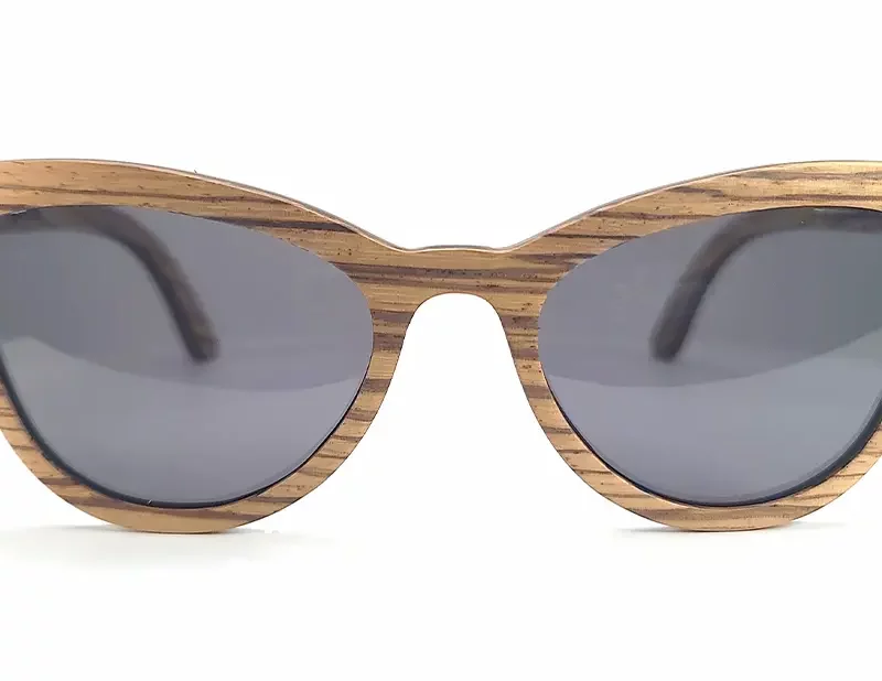 Monture papillon en bois Parker Zebra, alliant confort, qualité supérieure et élégance intemporelle pour un look sophistiqué.