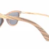 Gros plan sur les lunettes Parker Zebra en bois naturel, style rétro tendance avec une finition artisanale unique et légère.