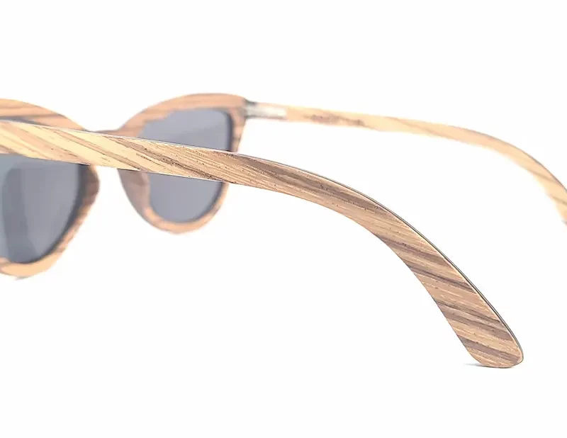 Gros plan sur les lunettes Parker Zebra en bois naturel, style rétro tendance avec une finition artisanale unique et légère.