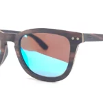 Lunettes solaires Douglas Bleue avec monture noire, verres miroir et style chic pour hommes ou femmes aux visages ronds et ovales.