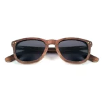 Lunettes de soleil écologiques Douglas Brown en bois de noyer durable, style élégant avec forme Wayfarer intemporelle.