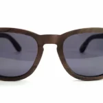 Profil latéral des lunettes Douglas Brown affichant des branches fines, une conception artisanale et des matériaux en bois naturel.
