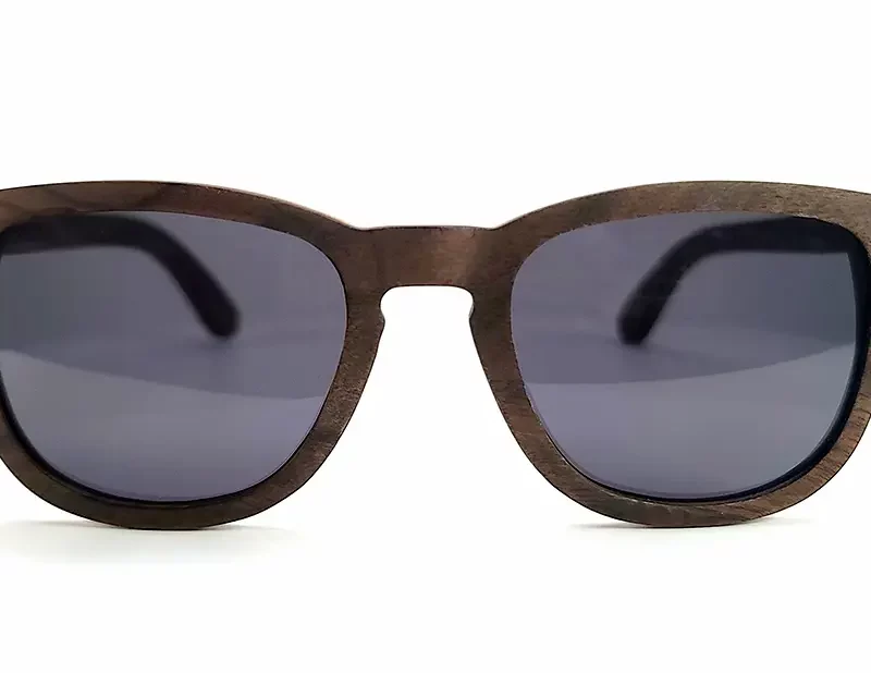 Profil latéral des lunettes Douglas Brown affichant des branches fines, une conception artisanale et des matériaux en bois naturel.