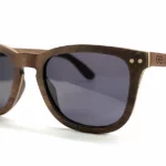 Lunettes de soleil Douglas Brown en bois de noyer durable, style élégant Wayfarer, légères avec protection UV400 catégorie 3.