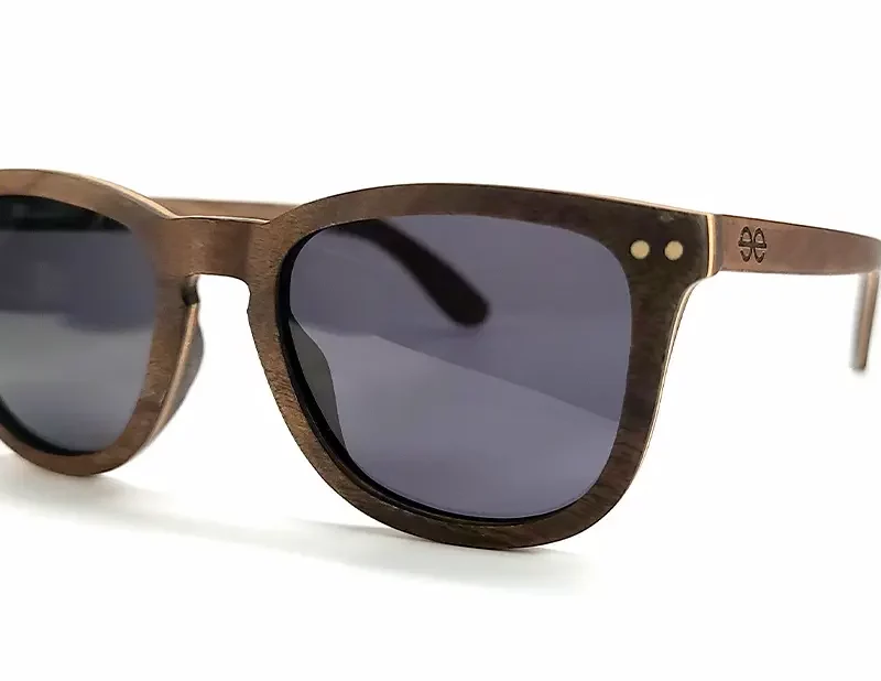 Lunettes de soleil Douglas Brown en bois de noyer durable, style élégant Wayfarer, légères avec protection UV400 catégorie 3.