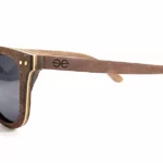 Profil latéral des lunettes Douglas Brown montrant les branches fines et une construction artisanale en noyer durable.