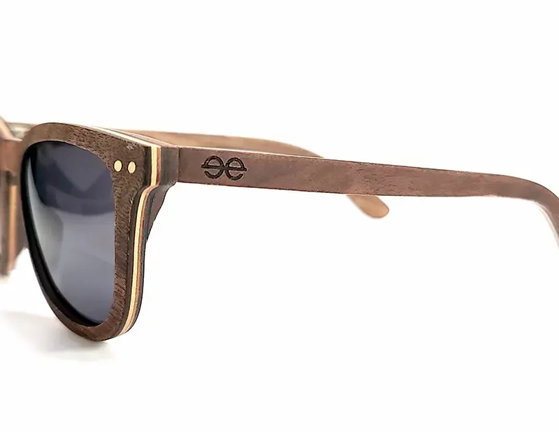 Profil latéral des lunettes Douglas Brown montrant les branches fines et une construction artisanale en noyer durable.