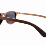 Lunettes modernes Douglas Brown en bois de noyer, idéales pour un style élégant et éco-responsable.