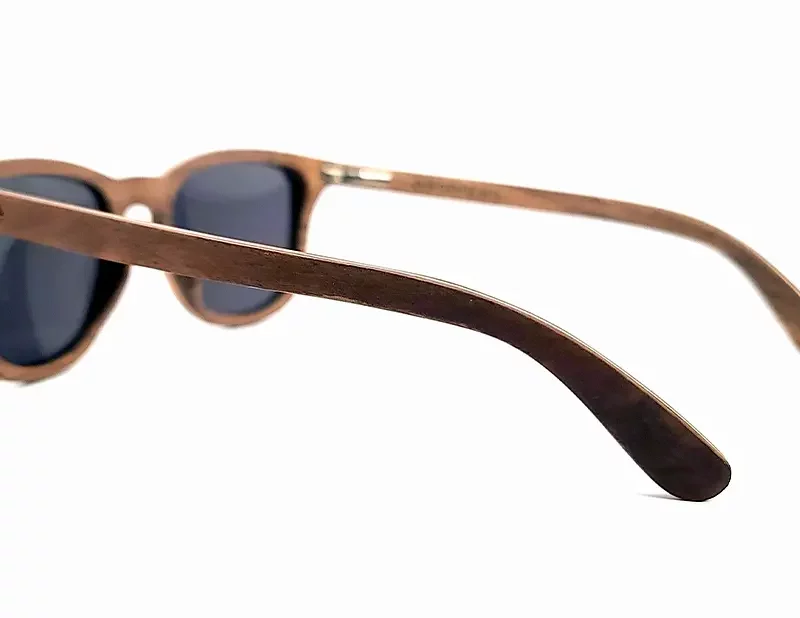 Lunettes modernes Douglas Brown en bois de noyer, idéales pour un style élégant et éco-responsable.