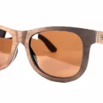 Monture en bois naturel de noyer des lunettes Howker Brown, légère et conçue pour un ajustement optimal sur visage rond, ovale ou carré.